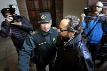 Alvaro Perez "El Bigotes",c, uno de los cabecillas de la trama Gürtel Francisco Correa, a su llegada al Tribunal Superior de Justicia valenciano.