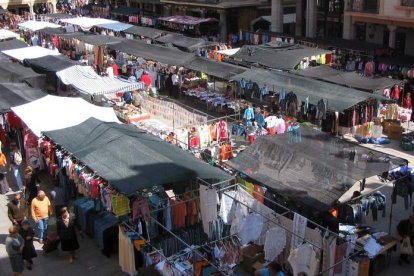 Vista aérea del mercado semanal de los martes.