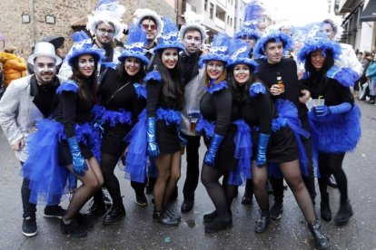 Uno de los grupos posa durante el desfile del día grande del Carnaval en La Bañeza. MARCIANO