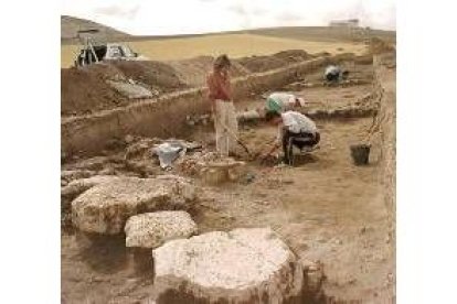 Excavación en un yacimiento arqueológico de la cultura vaccea