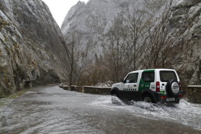 La carretera de las Hoces de Vegacervera, inundada este lunes. RAMIRO