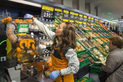 Una trabajadora en una de las nuevas tiendas de Mercadona que se ha presentado este miércoles en Valencia.