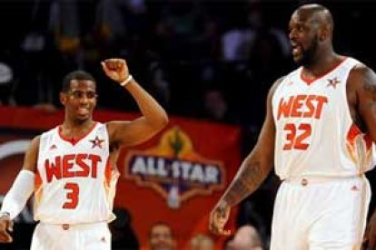 Los jugadores Chris Paul (d) y Shaquille O'Neal (i), ambos de la Conferencia del Oeste.