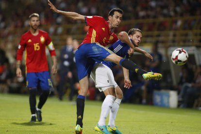 Sergio Busquets peleó y recuperó infinidad de balones en la medular española. RAMIRO/JESÚS