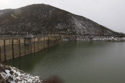 El embalse del Porma tiene una superficie de 1.249 hectáreas y está construido a 75 metros sobre el nivel del cauce. RAMIRO