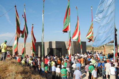 Los pendones se congregaron ante el edificio.