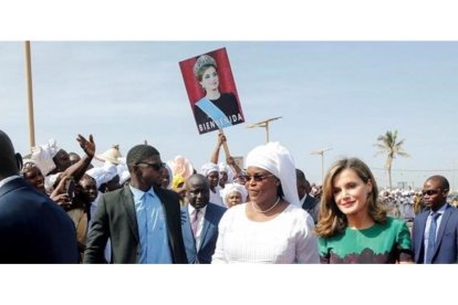 La reina Letizia, acompañada por la primera dama de Senegal, Marième Faye Sall, esposa del presidente de Senegal Macky Sall, en Dakar.