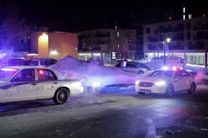 Patrullas de policía, en los alrededores de la mezquita atacada, el domingo en Quebec.