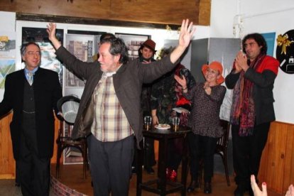 Fernando Bravo, en el centro, saludando después de una función. A la izquierda, José Ramón Gómez. DL