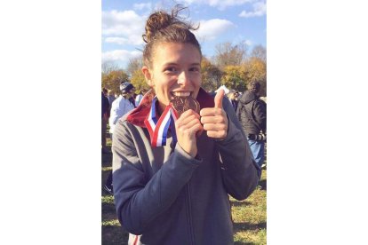 Blanca con una de las medallas que ha ganado en Estados Unidos.