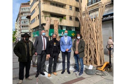 El alcalde con varios artistas ante la obra de Santocildes. DL