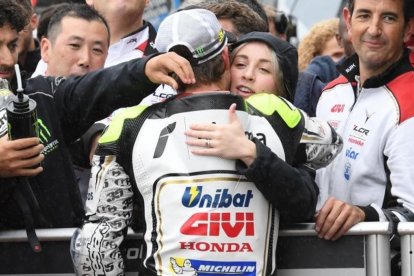 Luzy, esposa de Cal Crutchlow, felicita a su marido en el 'corralito' del GP de Inglaterra, en Silverstone.