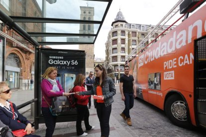 Villarroel, entregando publicidad de la formación naranja a una ciudadana.