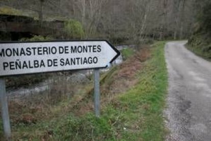 Carretera de acceso a Peñalba de Santiago, desde Ponferrada