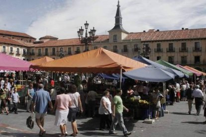 La Plaza Mayor, donde las citas semanales son los miércoles y sábados, cuenta con el mercado más antiguo.