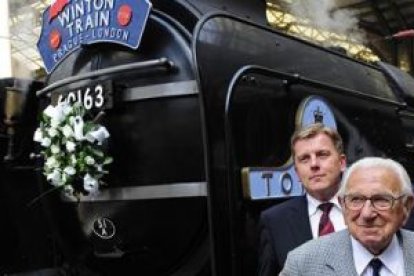 Nicholas Winton, en la estación central de Londres, esta tarde con el tren de vapor.