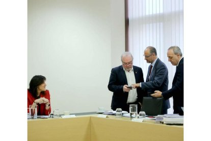 Un momento de la reunión de la Mesa de las Cortes.