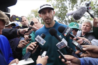 Dustin Johnson atiende a los periodistas tras anunciar su retirada de Augusta