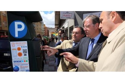 Antonio SIlván, Fernando Salguero y Juan Luis Burón (izda) en la presentación de los nuevos parquímetros.