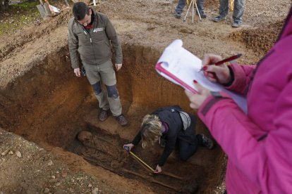 La Asociación para la Recuperación de la Memoria Histórica exhuma un cuerpo en el cementerio de León. F. Otero Perandones.