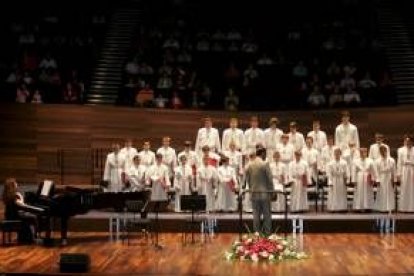 Ruth Barja, la hija del compositor, recibe un ramo de flores