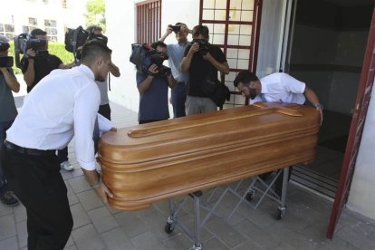 Operarios de la funeraria trasladan el féretro con el cuerpo sin vida del expresidente de Caja Madrid Miguel Blesa del Instituto Anatómico Forense de Córdoba ayer hacia el tanatorio de Las Quemadas.