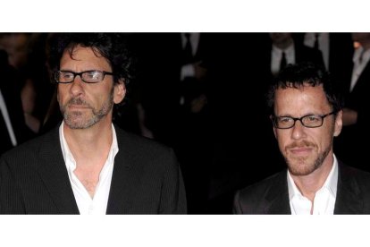 Joel y Ethan Coen a su llegada al estreno de su película «Quemar antes de leer» en el festival de Toronto. EFE/WARREN TODA