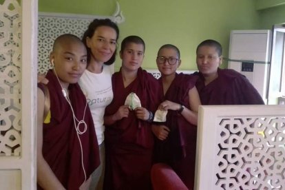 Mónica Morán con un grupo de monjas budistas de Nepal a las que explicó el funcionamiento de la copa menstrual como método para retener la menstruación. DL