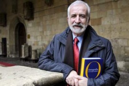 Salvador Gutiérrez es catedrático de Lingüística General en la Universidad de León.