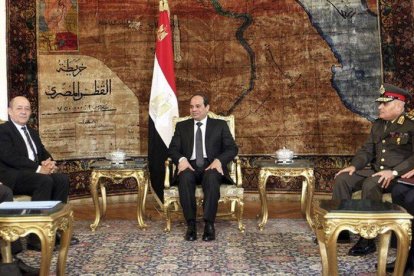 El presidente egipcio, Abdelfatah al Sisi (c) junto al ministro de Defensa francés, Jean-Yves Le Drian (izq), en presencia del ministro de Defensa egipcio, Sedki Sobhi (d), en El Cairo, Egipto.