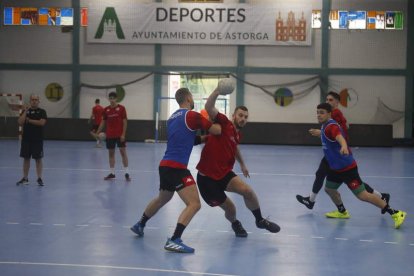 El Abanca Ademar se entrenó ayer en el Pabellón de Astorga. RAMIRO