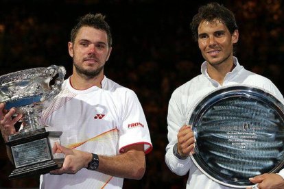 Wawrinka y Nadal, vencedor y finalista del Abierto de Australia, respectivamente, con sus trofeos.