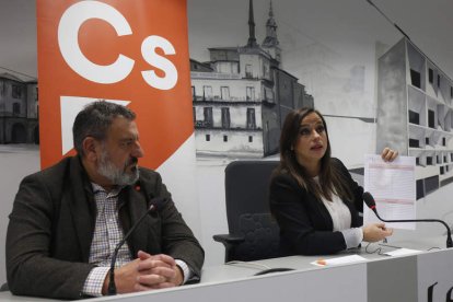 Villarroel, en la rueda de prensa de ayer con Blanco. FERNANDO OTERO