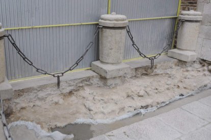 Imagen del nuevo tramo de muralla romana descubierto ante el museo isidoriano.