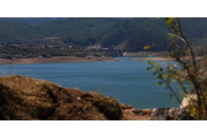 El embalse de Riaño se encuentra actualmente al 31 por ciento de su capacidad, con 207 hectómetros cúbicos. FERNANDO OTERO