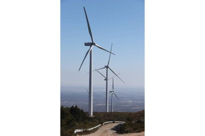 Molinos del parque eólico ya instalado en Lucillo. RAMIRO