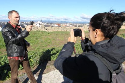 Un par de instagramers toma fotografías en el Castillo para luego subirlas a la Red.