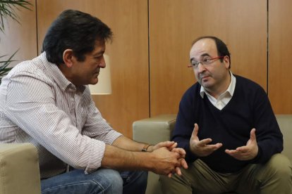 El presidente de la gestora del PSOE, Fernández, y el primer secretario del PSC, Iceta. BALLESTEROS