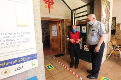 El responsable del albergue de Ponferrada y el rector de la basílica de la Encina, ayer. L. DE LA MATA