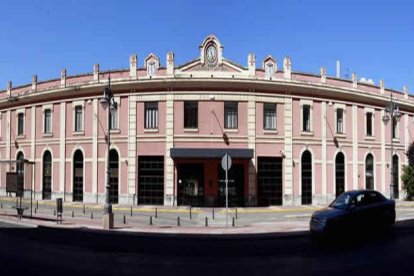 La planta baja de la vieja estación está en desuso desde que se desvió el tráfico ferroviario