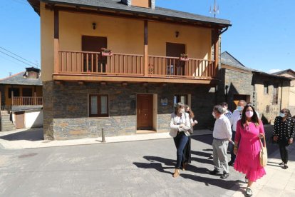 Procuradores y concejales, en el casco viejo de Bembibre. LDM