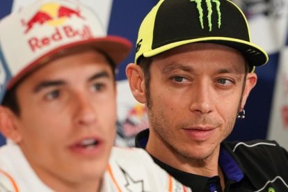 Valentino Rossi escucha, atentamente, una respuesta de Marc Márquez, hoy, en la conferencia de prensa de Austin (Texas, EEUU).