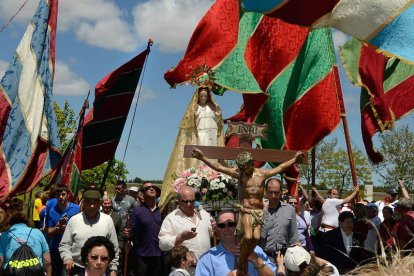 La imagen hizo el recorrido acompañada por sus devotos, dulzaineros y un grupo de pendones.