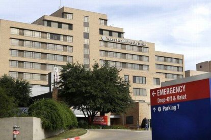 Entrada al hospital de Dallas donde están ingresados los sanitarios enfermos de ébola.