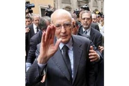 Napolitano saluda a su salida del Parlamento, tras ser elegido