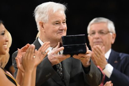 Tex Winter, recogiendo un premio