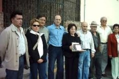 Manuela Rueda y sus hijos Ricardo y Alfonso, en el centro