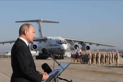 El presidente ruso, Vladimir Putin, se dirige a la tropa en la base aérea de Hemeimeem en Siria, en diciembre del 2017.