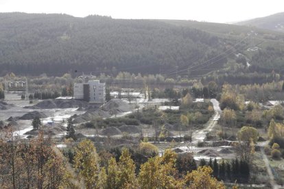 Zona donde se ubicaban las antiguas instalaciones de la central de Anllares, toda hoy en el suelo. L. DE LA MATA