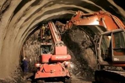 Obras de construcción del yacimiento de Cerredo, en la localidad asturiana de Degaña